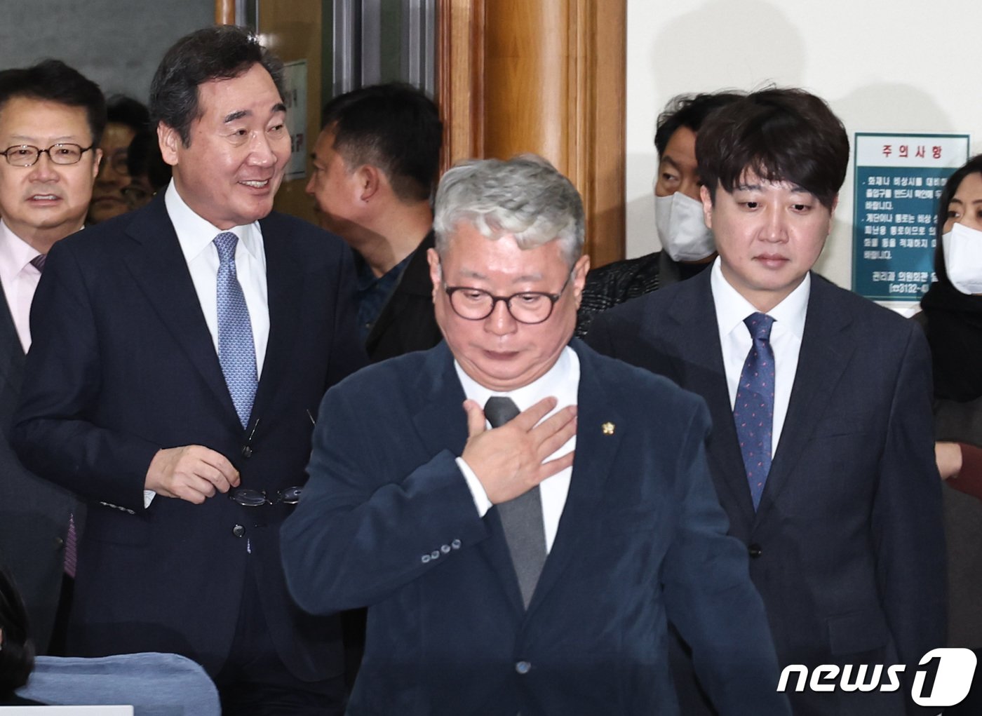 본문 이미지 - 이낙연 새로운미래 공동대표와 이준석 개혁신당 대표와 조응천 미래대연합 의원이 서울 여의도 국회의원회관 행사에 참석하고 있다. 2024.1.14/뉴스1 ⓒ News1 구윤성 기자