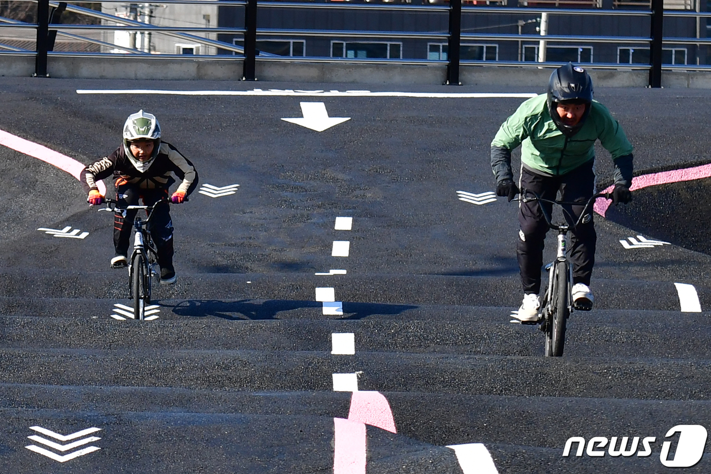 (경주=뉴스1) 최창호 기자 = 14일 경북 경주시 천북면 자전거 펌프트랙에서 레이싱 BMX선수로 활동 중인 어린이가 아빠와 함께 코스를 질주하고 있다.펌프 트랙은 6000㎡ 규모 …