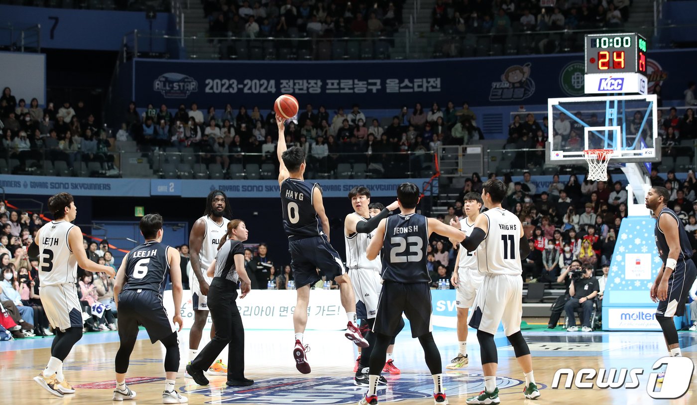 본문 이미지 - 14일 오후 경기 고양시 일산서구 고양 소노 아레나에서 열린 '2023-2024 정관장 프로농구' 올스타전 팀 크블몽과 팀 공아지의 경기에서 크블몽 하윤기가 점프볼하고 있다. 2024.1.14/뉴스1 ⓒ News1 이승배 기자