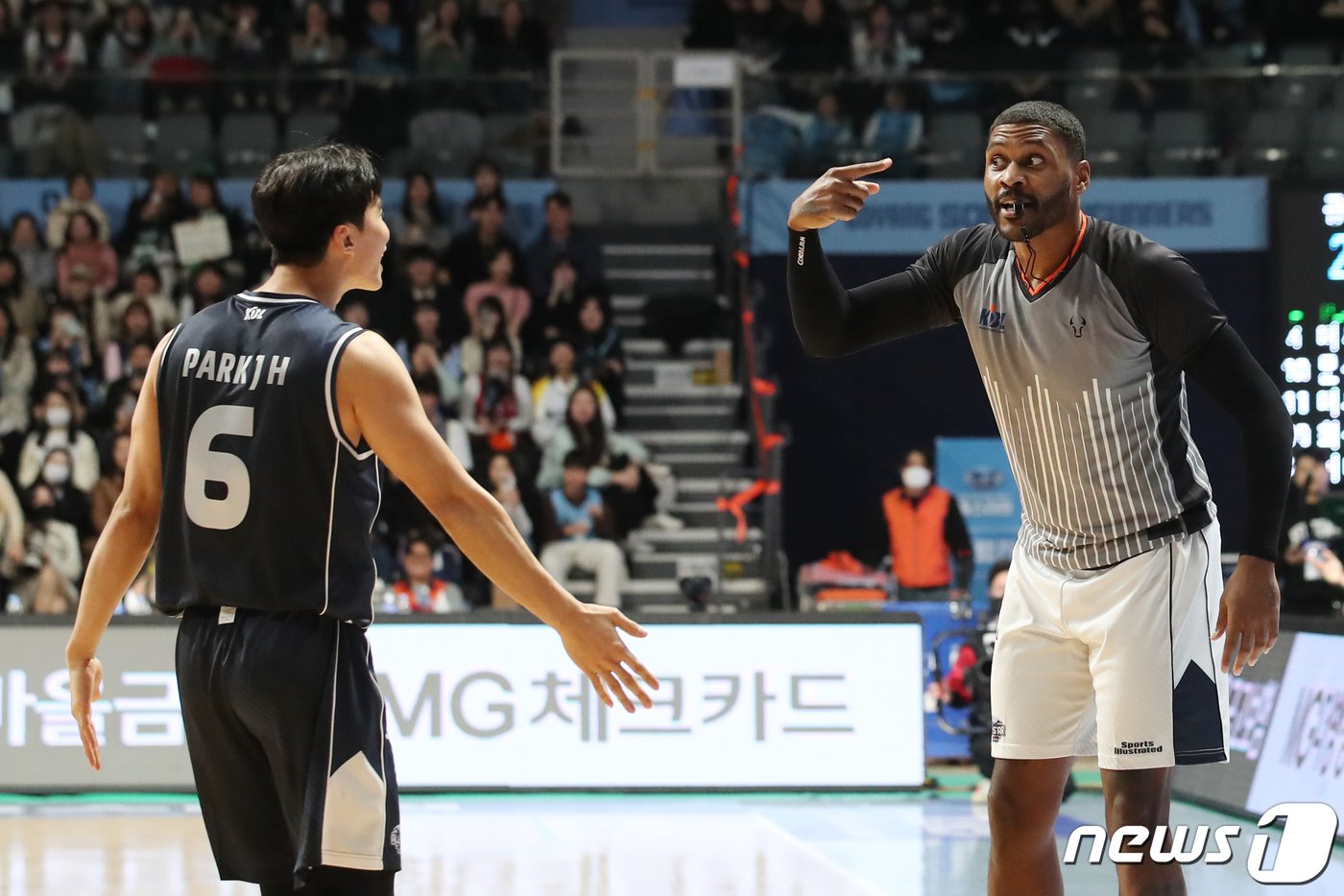 본문 이미지 - 14일 오후 경기 고양시 일산서구 고양 소노 아레나에서 열린 '2023-2024 정관장 프로농구' 올스타전에서 깜짝 심판으로 등장한 대릴 먼로가 선수들에게 발언하고 있다. 2024.1.14/뉴스1 ⓒ News1 이승배 기자