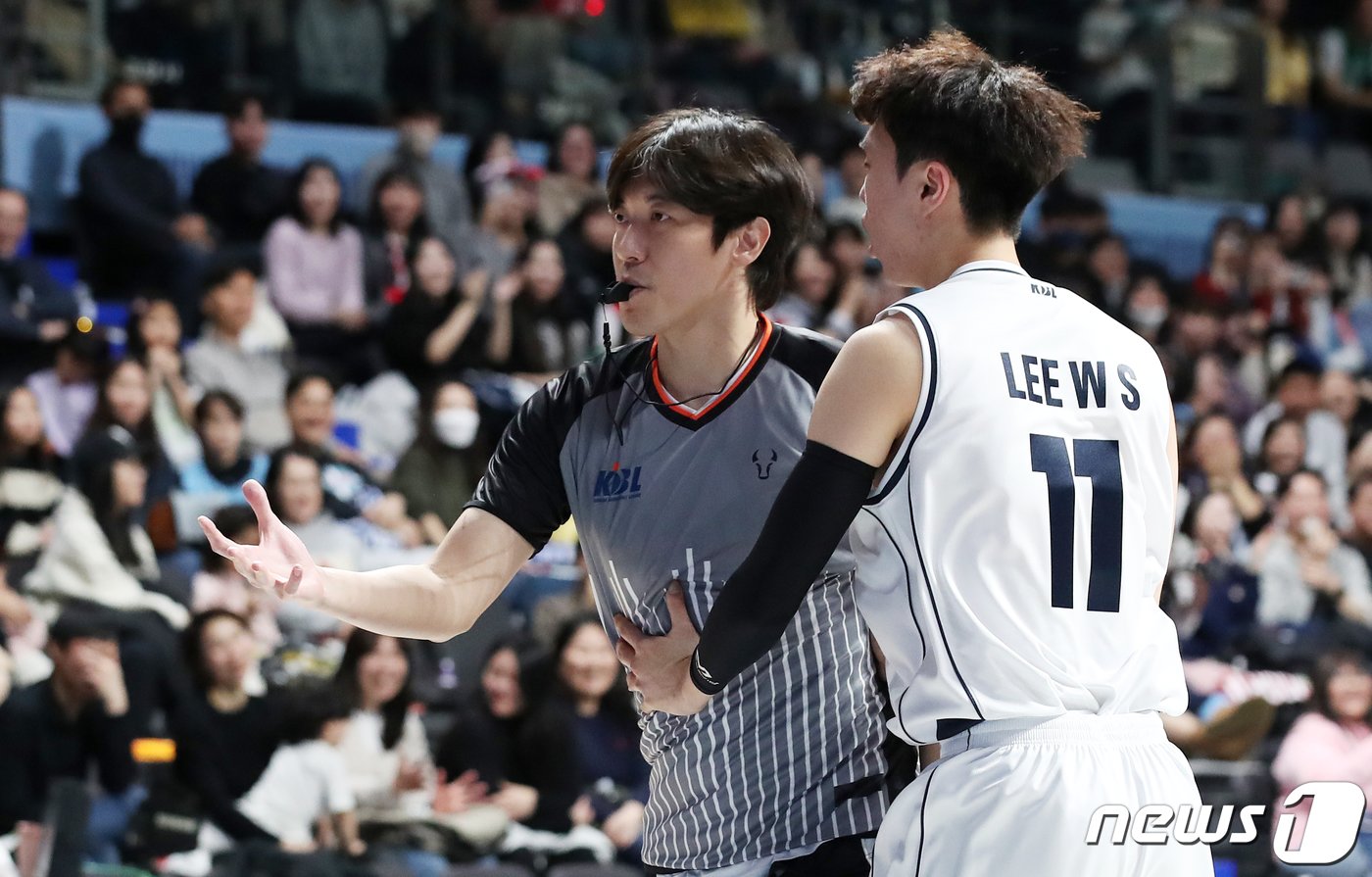 본문 이미지 - 14일 오후 경기 고양시 일산서구 고양 소노 아레나에서 열린 '2023-2024 정관장 프로농구' 올스타전에서 깜짝 심판으로 등장한 허일영이 휘슬을 불고 있다. 2024.1.14/뉴스1 ⓒ News1 이승배 기자