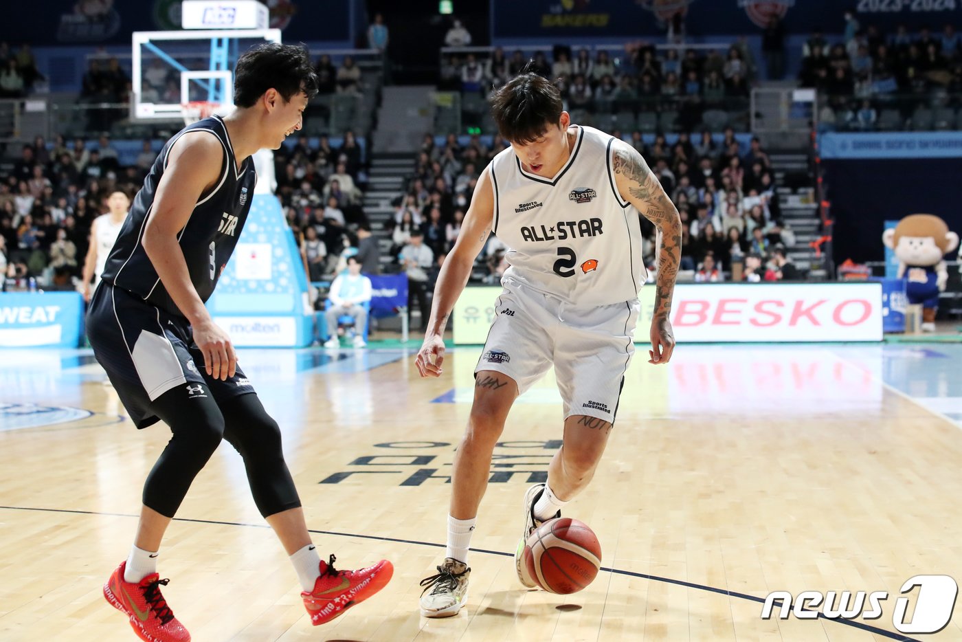 본문 이미지 - 14일 오후 경기 고양시 일산서구 고양 소노 아레나에서 열린 '2023-2024 정관장 프로농구' 올스타전 팀 크블몽과 팀 공아지의 경기에서 공아지 최준용이 발로 드리블을 선보이고 있다. 2024.1.14/뉴스1 ⓒ News1 이승배 기자