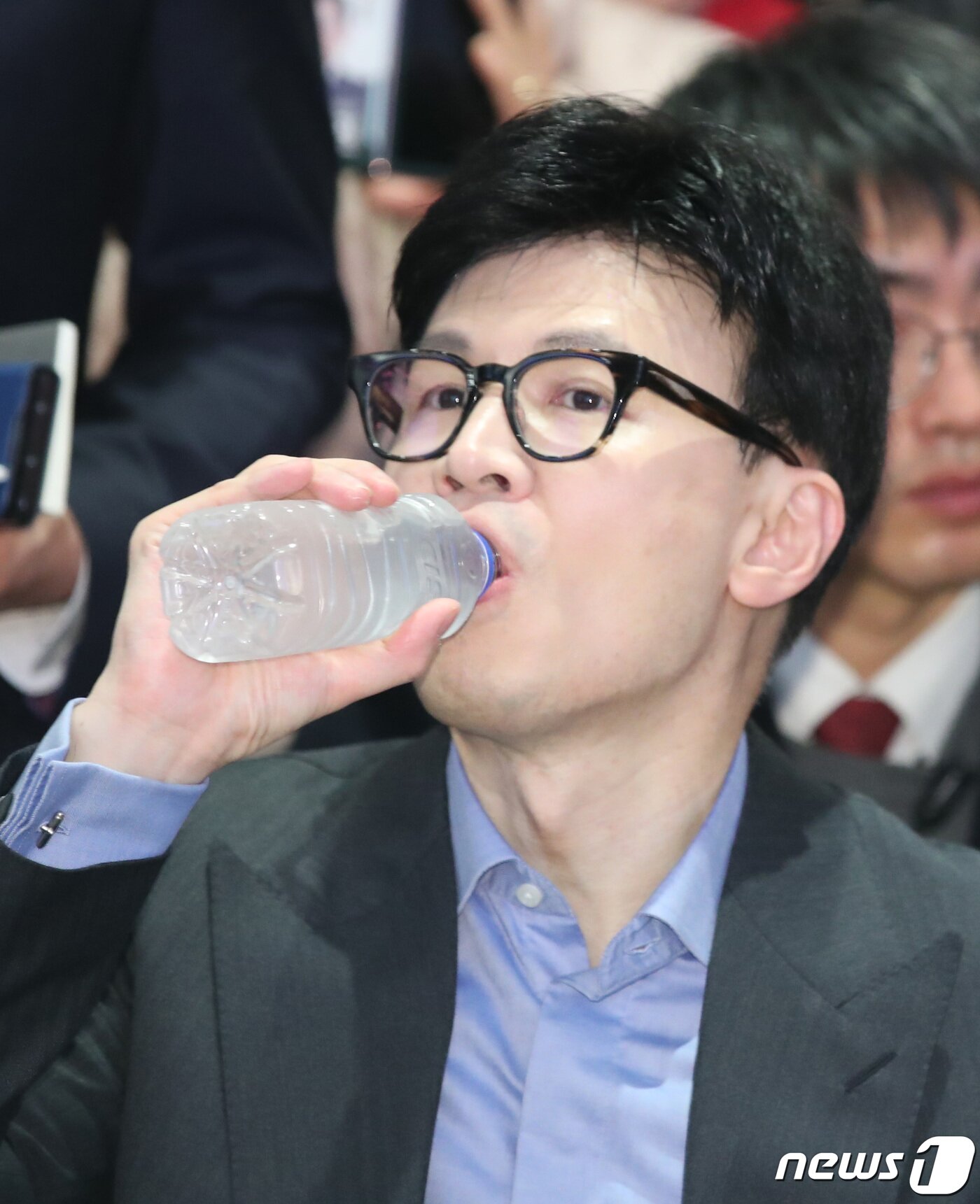 본문 이미지 - 한동훈 국민의힘 비상대책위원장이 14일 충남 예산 덕산 스플라스리솜 그랜드홀에서 열린 충남도당 신년인사회에 참석해 목을 축이고 있다. 2024.1.14/뉴스1 ⓒ News1 김기태 기자