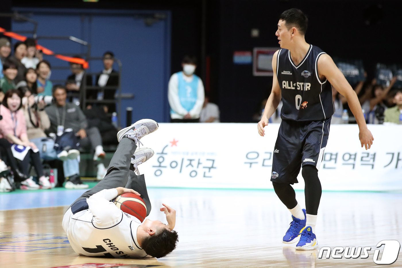 본문 이미지 - 14일 오후 경기 고양시 일산서구 고양 소노 아레나에서 열린 '2023-2024 정관장 프로농구' 올스타전 팀 크블몽과 팀 공아지의 경기에서 조상현 LG 감독이 선수로 출전해 드리블하다 넘어지고 있다. 2024.1.14/뉴스1 ⓒ News1 이승배 기자