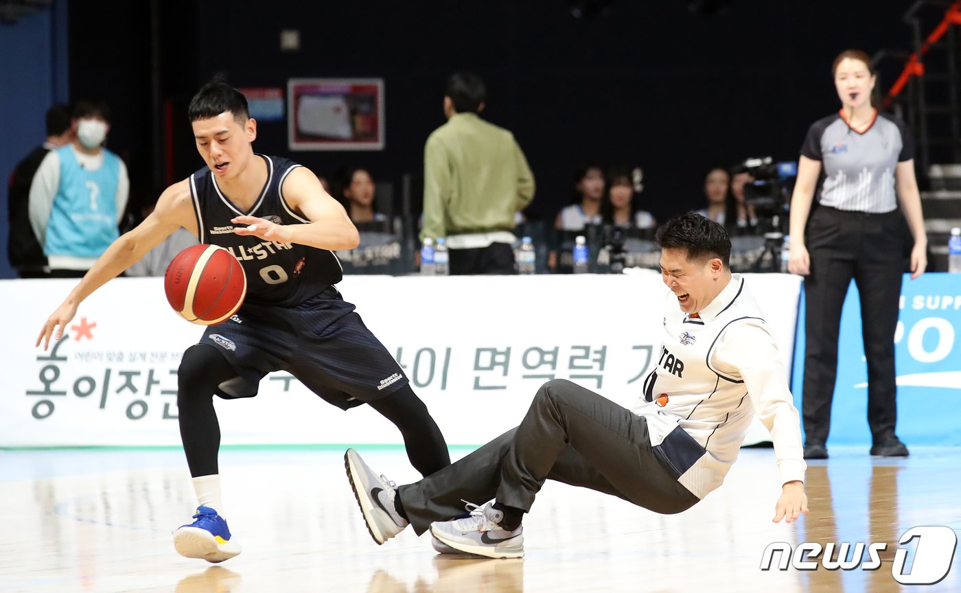 본문 이미지 - 14일 오후 경기 고양시 일산서구 고양 소노 아레나에서 열린 '2023-2024 정관장 프로농구' 올스타전 팀 크블몽과 팀 공아지의 경기에서 조상현 LG 감독이 선수로 출전해 돌파를 시도하다 공을 빼앗기고 넘어지고 있다. 2024.1.14/뉴스1 ⓒ News1 이승배 기자