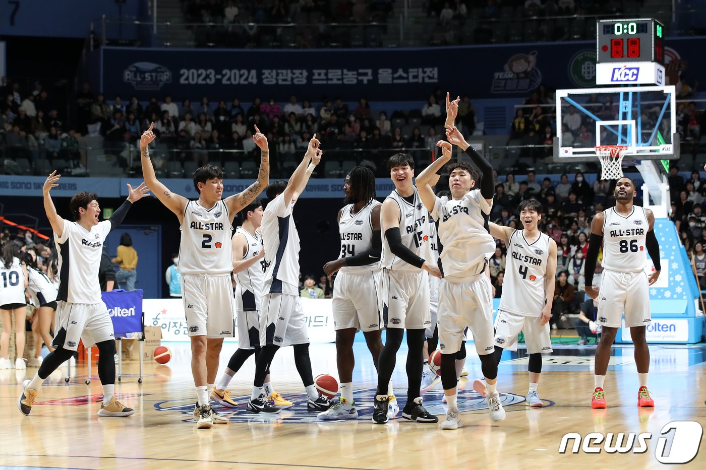 본문 이미지 - 14일 오후 경기 고양시 일산서구 고양 소노 아레나에서 열린 '2023-2024 정관장 프로농구' 올스타전 장포 대결에서 승리한 팀 공아지 선수들이 기뻐하고 있다. 2024.1.14/뉴스1 ⓒ News1 이승배 기자