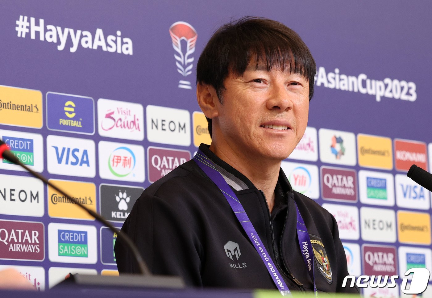 본문 이미지 - 2023 아시아축구연맹(AFC) 카타르 아시안컵에 출전하는 인도네시아 축구 대표팀 신태용 감독이 14일(현지시간) 카타르 도하 메인미디어센터(MMC)에서 열린 공식 기자회견에서 미소를 짓고 있다. 2024.1.14/뉴스1 ⓒ News1 김성진 기자