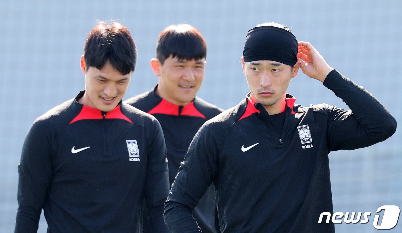 본문 이미지 - 2023 아시아축구연맹(AFC) 카타르 아시안컵에 출전하는 대한민국 축구 대표팀 박용우(왼쪽부터), 김민재, 조규성이 14일(현지시간) 카타르 도하 알 에글라 트레이닝 센터에서 훈련을 하고 있다.  2024.1.14/뉴스1 ⓒ News1 김성진 기자