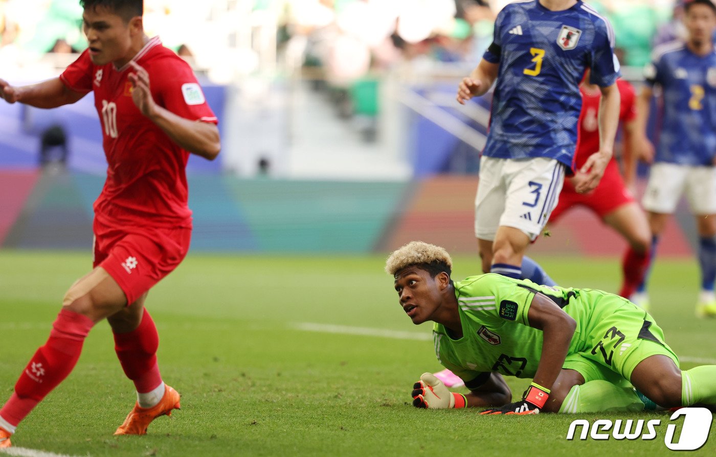 일본 골키퍼 스즈키가 14일&#40;현지시간&#41; 카타르 도하 알투마마 스타디움에서 열린 2023 아시아축구연맹&#40;AFC&#41; 카타르 아시안컵 일본과 베트남의 경기에서 베트남 팜 뚜언 하이에게 역전골을 허용하고 있다. 2024.1.14/뉴스1 ⓒ News1 김성진 기자