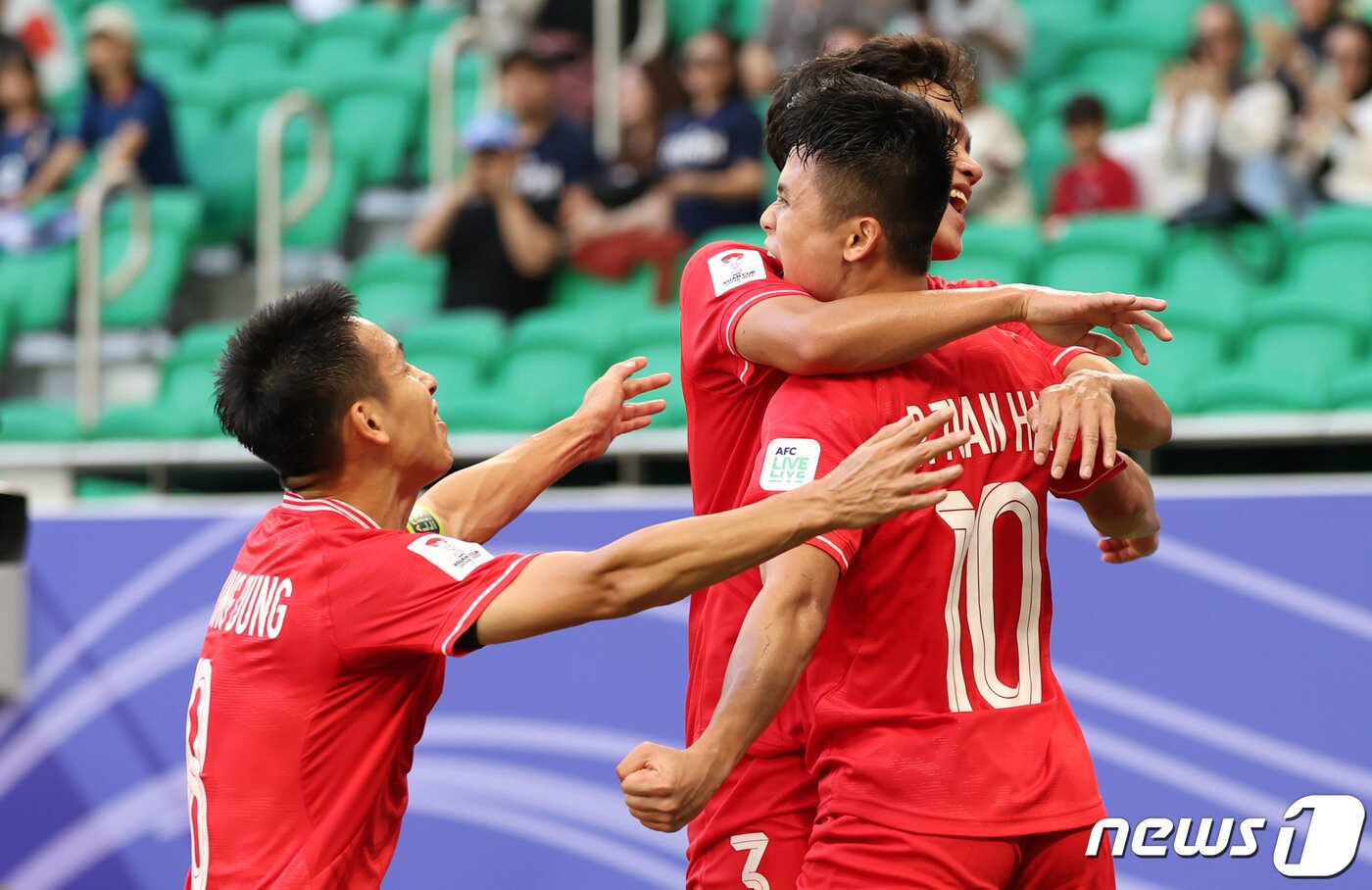 본문 이미지 - 베트남 팜 뚜언 하이가 14일(현지시간) 카타르 도하 알투마마 스타디움에서 열린 2023 아시아축구연맹(AFC) 카타르 아시안컵 일본과 베트남의 경기에서 역전골을 넣은 후 포효하고 있다. 2024.1.14/뉴스1 ⓒ News1 김성진 기자