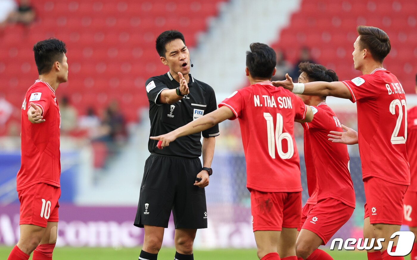 본문 이미지 - 한국 김종혁 주심이 14일(현지시간) 카타르 도하 알투마마 스타디움에서 열린 2023 아시아축구연맹(AFC) 카타르 아시안컵 일본과 베트남의 경기에서 일본 스가와라에게 옐로우 카드를 선언한 후 흥분한 베트남 선수들을 진정시키고 있다. 2024.1.14/뉴스1 ⓒ News1 김성진 기자