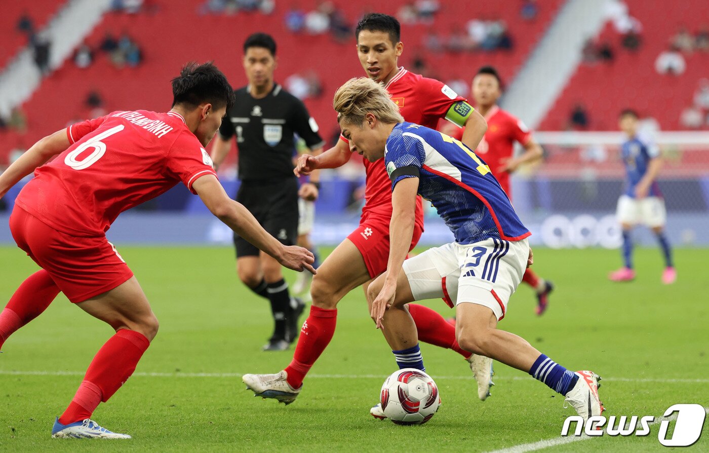 본문 이미지 - 일본 나카무라 케이토가 14일(현지시간) 카타르 도하 알투마마 스타디움에서 열린 2023 아시아축구연맹(AFC) 카타르 아시안컵 일본과 베트남의 경기에서 돌파하고 있다. 2024.1.14/뉴스1 ⓒ News1 김성진 기자
