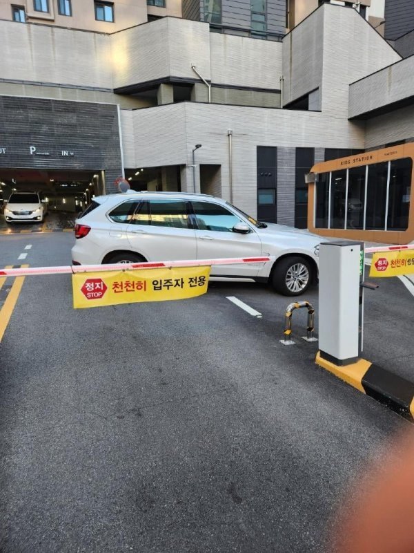 본문 이미지 - 아파트 단지에서 자신의 차량에 주차 위반 스티커를 발부했다는 이유로 진출입로에 있는 차단기를 차로 막아버린 &#39;주차빌런&#39;이 등장했다. 보배드림 갈무리