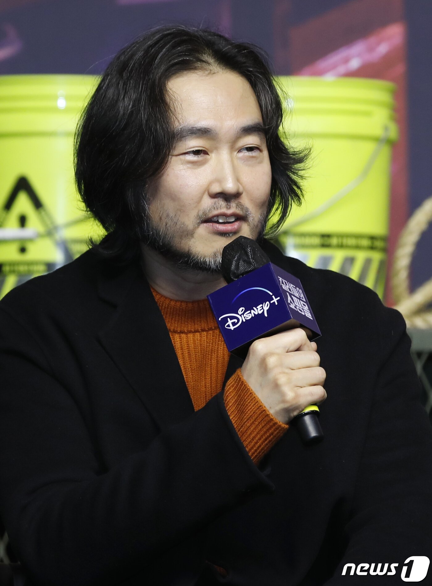 본문 이미지 - 이권 감독이 15일 서울 영등포구 콘래드서울 호텔에서 열린 디즈니+ 오리지널 시리즈 '킬러들의 쇼핑몰' 제작발표회에서 인사말을 하고 있다. '킬러들의 쇼핑몰'은 삼촌 정진만(이동욱 분)이 남긴 위험한 유산으로 인해 수상한 킬러들의 표적이 된 조카 정지안(김혜준 분)의 생존기를 다룬 스타일리시 뉴웨이브 액션 드라마다. 2024.1.15/뉴스1 ⓒ News1 권현진 기자