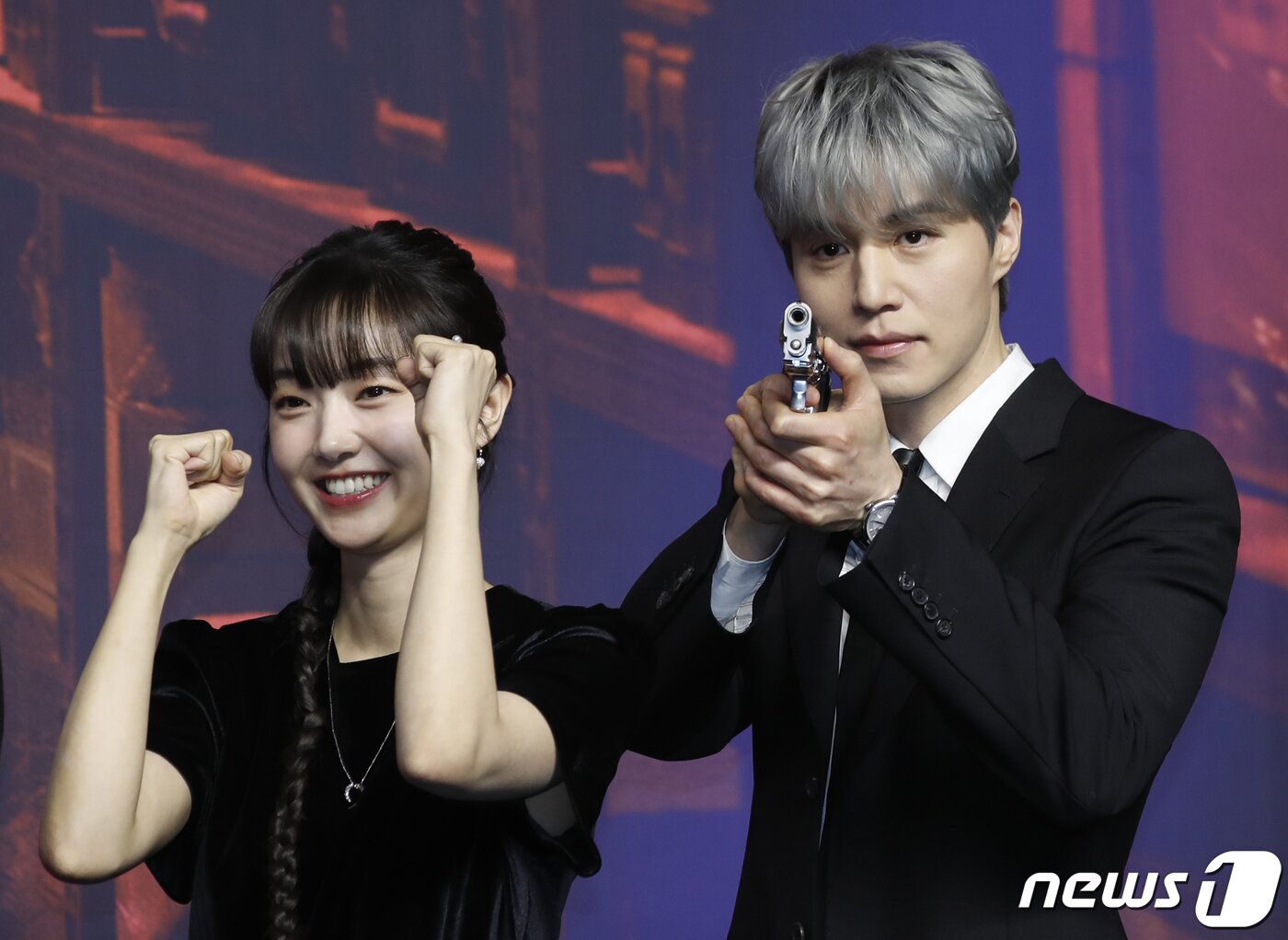 본문 이미지 - 배우 김혜준과 이동욱(오른쪽)이 15일 서울 영등포구 콘래드서울 호텔에서 열린 디즈니+ 오리지널 시리즈 '킬러들의 쇼핑몰' 제작발표회에서 포즈를 취하고 있다. '킬러들의 쇼핑몰'은 삼촌 정진만(이동욱 분)이 남긴 위험한 유산으로 인해 수상한 킬러들의 표적이 된 조카 정지안(김혜준 분)의 생존기를 다룬 스타일리시 뉴웨이브 액션 드라마다. 2024.1.15/뉴스1 ⓒ News1 권현진 기자