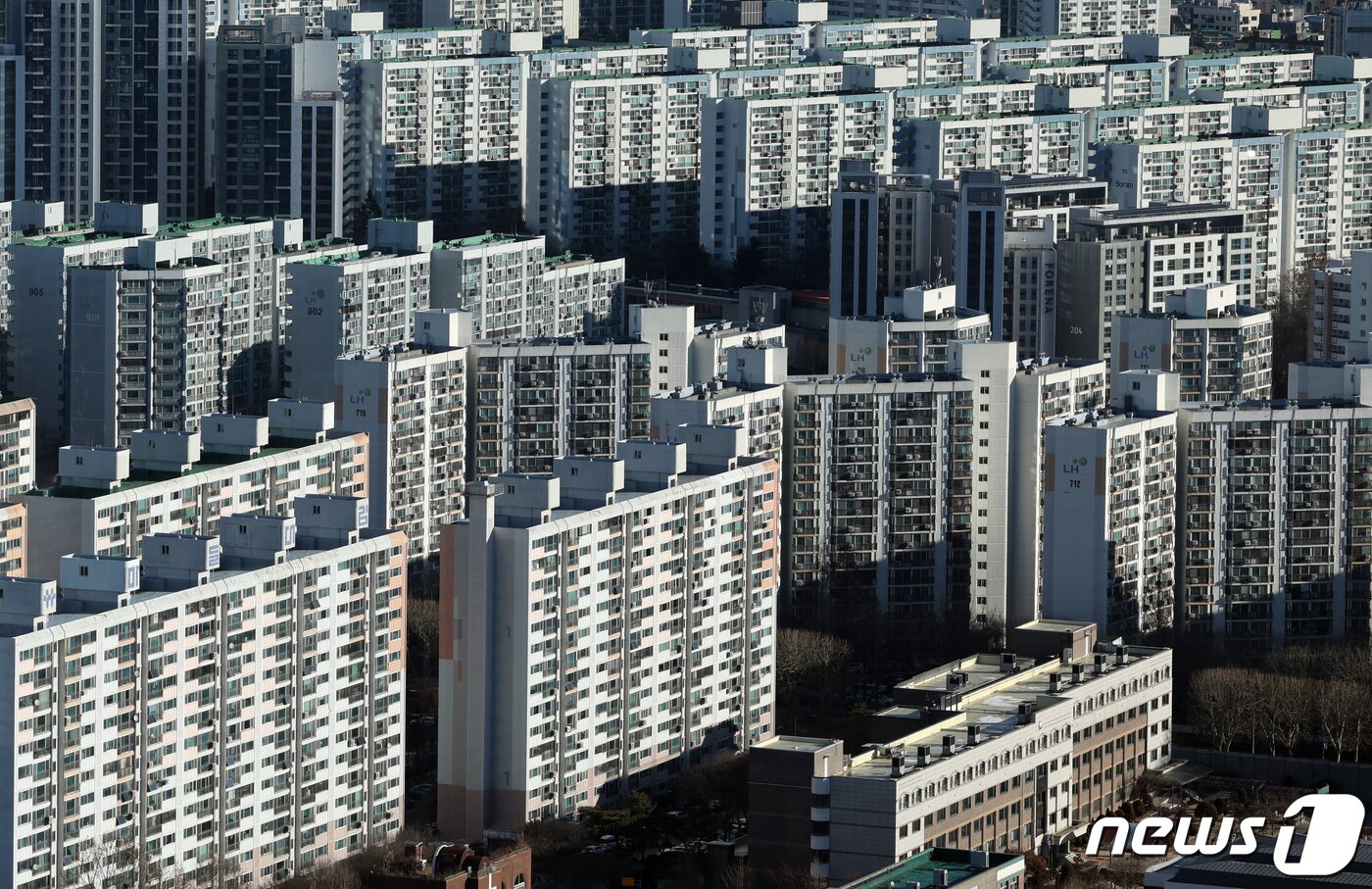 본문 이미지 - 서울시 도봉구의 한 고층빌딩에서 노원구의 아파트 밀집 지역이 보이고 있다/뉴스1 ⓒ News1 박정호 기자