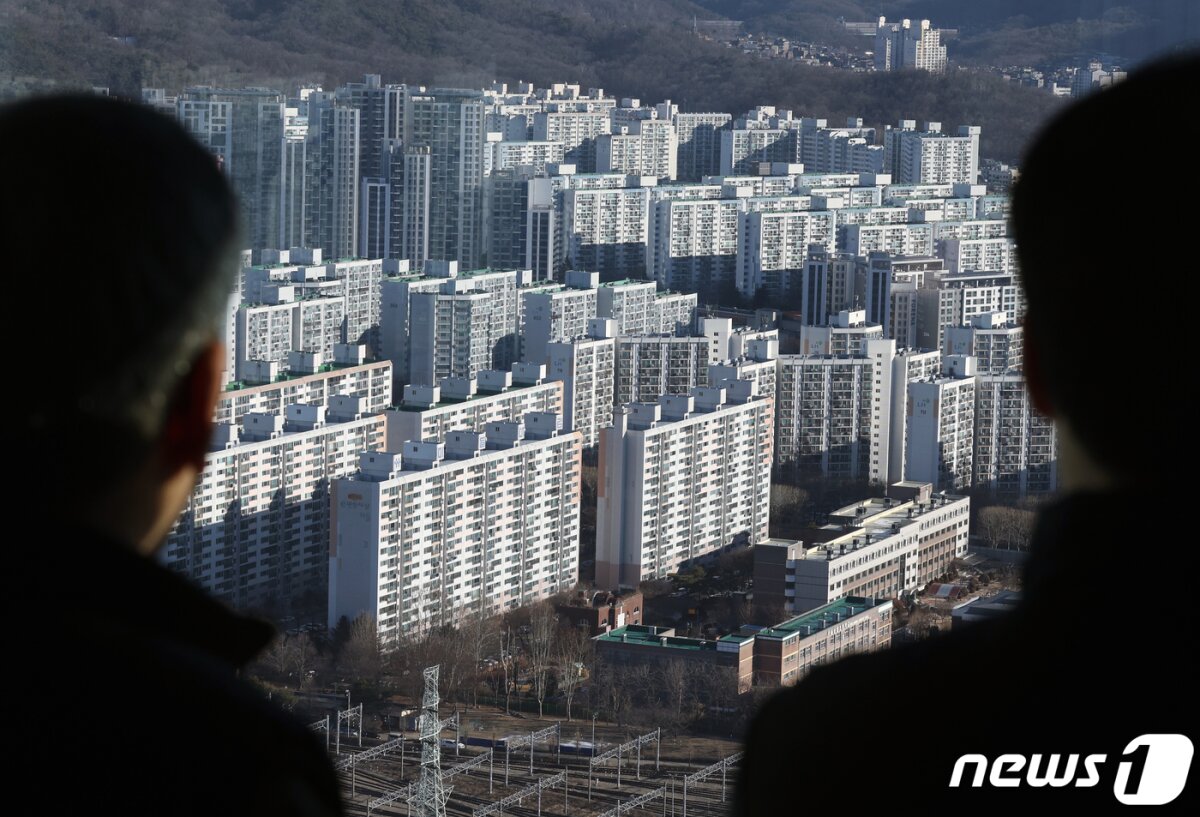 서울 도봉구의 한 고층빌딩에서 관계자들이 노원구의 아파트 밀집 지역을 바라보고 있다. 2024.1.15/뉴스1 © News1 박정호 기자