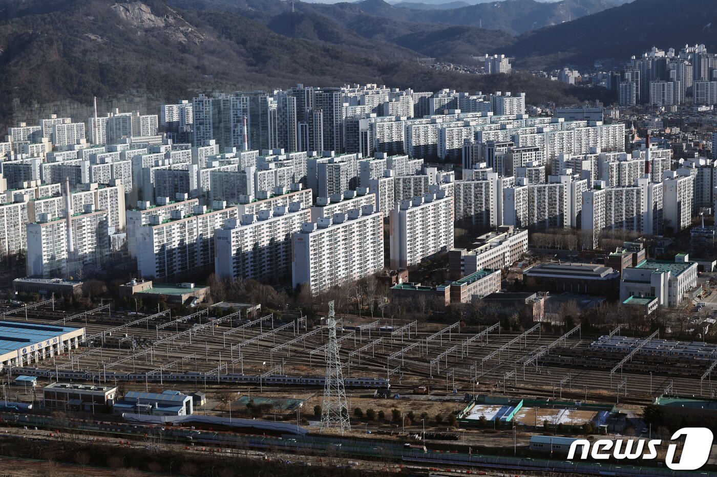 본문 이미지 -  15일 오전 서울시 도봉구의 한 고층빌딩에서 노원구의 아파트 밀집 지역이 보이고 있다. 2024.1.15/뉴스1 ⓒ News1 박정호 기자