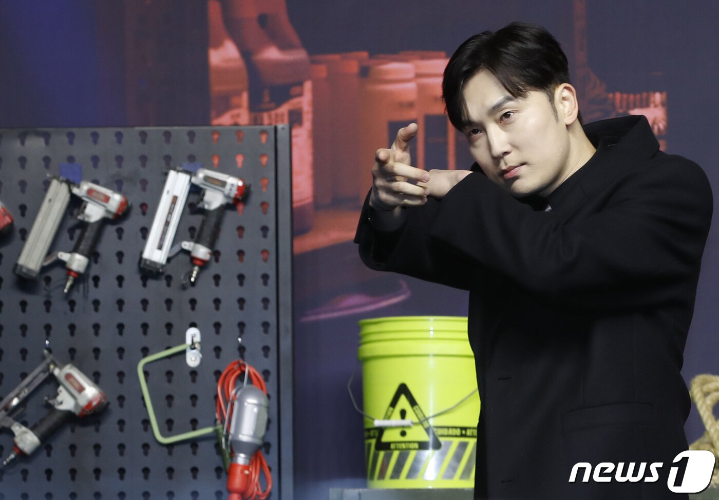 본문 이미지 - 배우 서현우가 15일 서울 영등포구 콘래드서울 호텔에서 열린 디즈니+ 오리지널 시리즈 '킬러들의 쇼핑몰' 제작발표회에서 포즈를 취하고 있다. '킬러들의 쇼핑몰'은 삼촌 정진만(이동욱 분)이 남긴 위험한 유산으로 인해 수상한 킬러들의 표적이 된 조카 정지안(김혜준 분)의 생존기를 다룬 스타일리시 뉴웨이브 액션 드라마다. 2024.1.15/뉴스1 ⓒ News1 권현진 기자