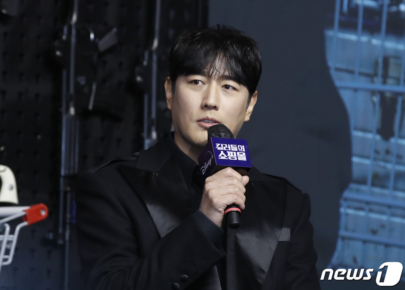 본문 이미지 - 배우 조한선이 15일 서울 영등포구 콘래드서울 호텔에서 열린 디즈니+ 오리지널 시리즈 '킬러들의 쇼핑몰' 제작발표회에서 인사말을 하고 있다. '킬러들의 쇼핑몰'은 삼촌 정진만(이동욱 분)이 남긴 위험한 유산으로 인해 수상한 킬러들의 표적이 된 조카 정지안(김혜준 분)의 생존기를 다룬 스타일리시 뉴웨이브 액션 드라마다. 2024.1.15/뉴스1 ⓒ News1 권현진 기자