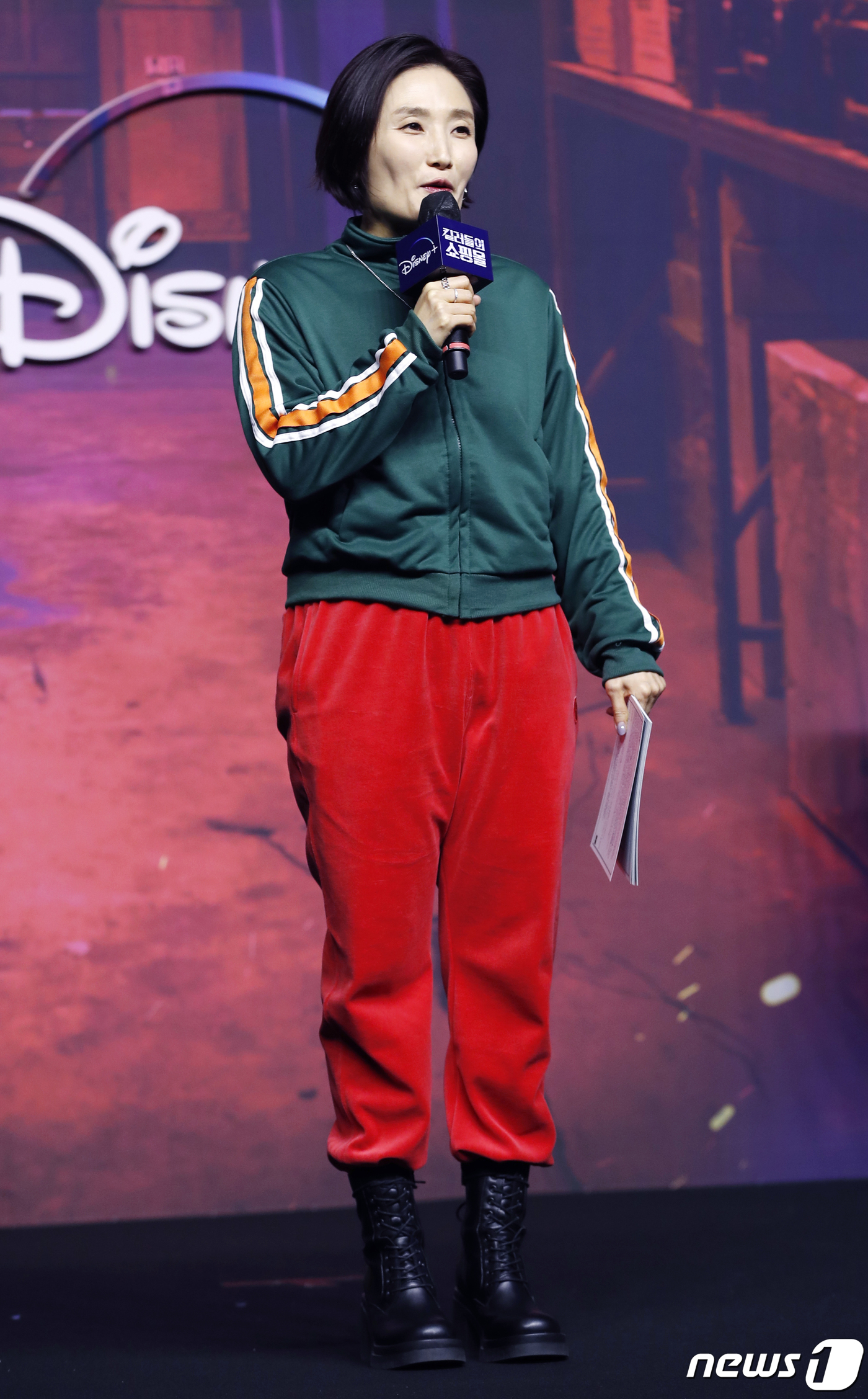 (서울=뉴스1) 권현진 기자 = 방송인 박경림이 15일 서울 영등포구 콘래드서울 호텔에서 열린 디즈니+ 오리지널 시리즈 '킬러들의 쇼핑몰' 제작발표회에서 진행을 하고 있다.'킬러들 …