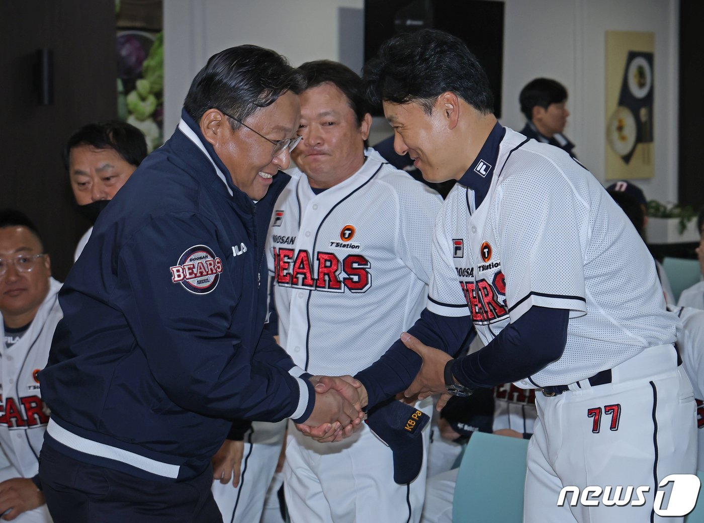 고영섭 두산 베어스 대표이사&#40;왼쪽&#41;과 이승엽 감독.&#40;두산 베어스 제공&#41;