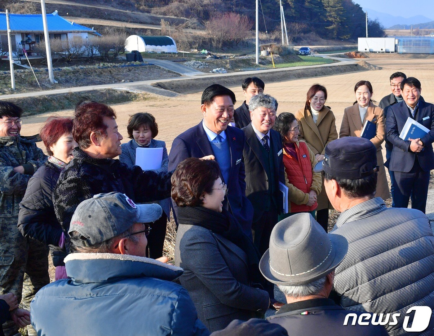 주민들 만나는 김한종 전남 장성군수.&#40;장성군 제공&#41;2024.1.15./뉴스1