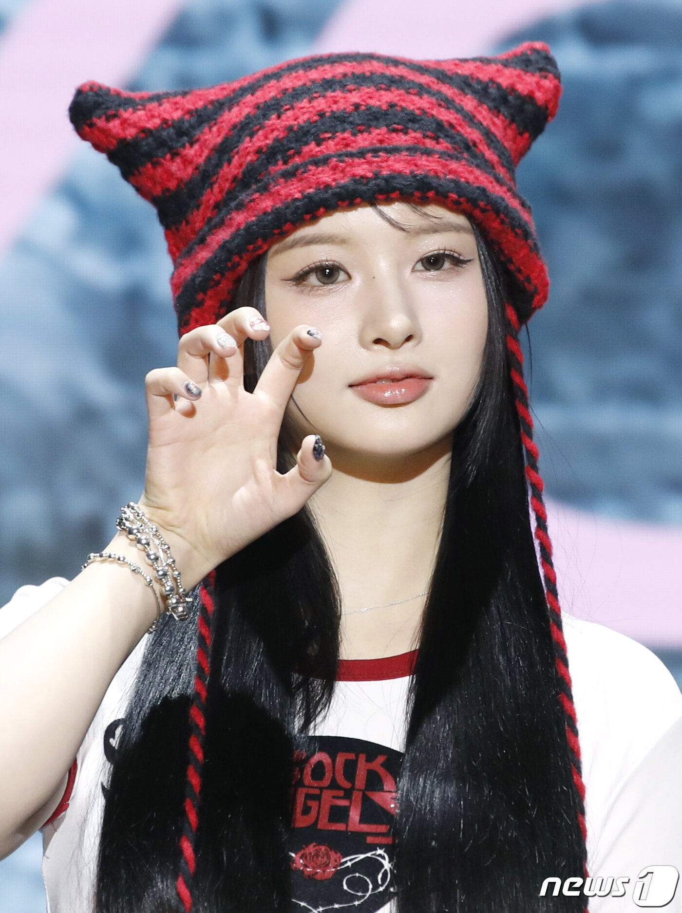 본문 이미지 - 그룹 엔믹스의 설윤이 15일 오후 서울 송파구 소피텔 앰배서더 호텔에서 가진 두 번째 미니 앨범 '에프이쓰리오포: 브레이크‘(Fe3O4: BREAK) 발매 기념 기자간담회에서 고양이 포즈를 취하고 있다. ⓒ News1 권현진 기자