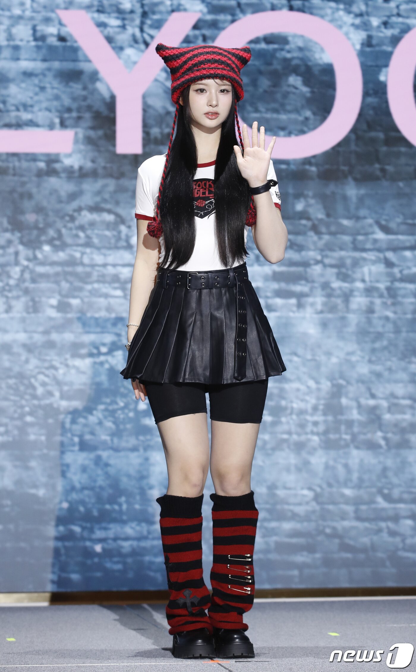 본문 이미지 - 그룹 엔믹스의 설윤이 15일 오후 서울 송파구 소피텔 앰배서더 호텔에서 가진 두 번째 미니 앨범 '에프이쓰리오포: 브레이크‘(Fe3O4: BREAK) 발매 기념 기자간담회에서 손을 흔들고 있다. ⓒ News1 권현진 기자