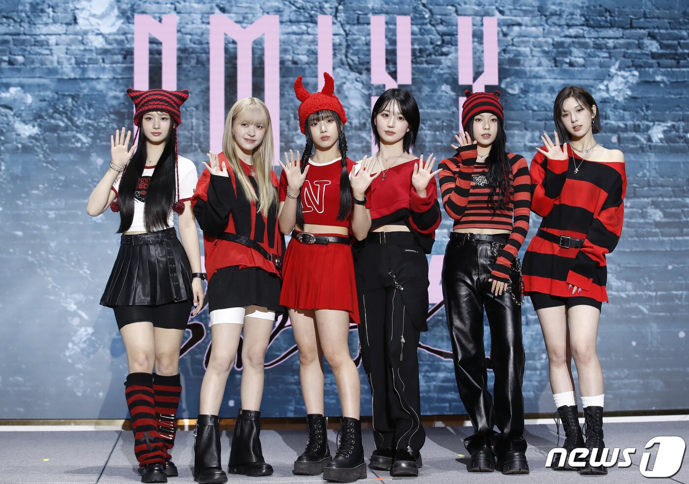 본문 이미지 - 그룹 엔믹스의 설윤(왼쪽부터)과 릴리, 지우, 해원, 규진, 배이가 15일 오후 서울 송파구 소피텔 앰배서더 호텔에서 가진 두 번째 미니 앨범 '에프이쓰리오포: 브레이크‘(Fe3O4: BREAK) 발매 기념 기자간담회에서 포즈를 취하고 있다.  ⓒ News1 권현진 기자