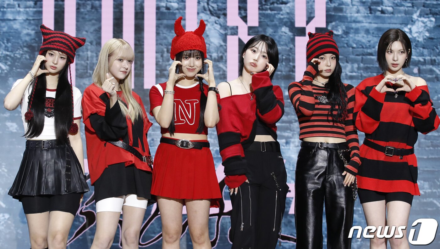 본문 이미지 - 그룹 엔믹스의 설윤(왼쪽부터)과 릴리, 지우, 해원, 규진, 배이가 15일 오후 서울 송파구 소피텔 앰배서더 호텔에서 가진 두 번째 미니 앨범 '에프이쓰리오포: 브레이크‘(Fe3O4: BREAK) 발매 기념 기자간담회에서 하트를 그리고 있다. ⓒ News1 권현진 기자