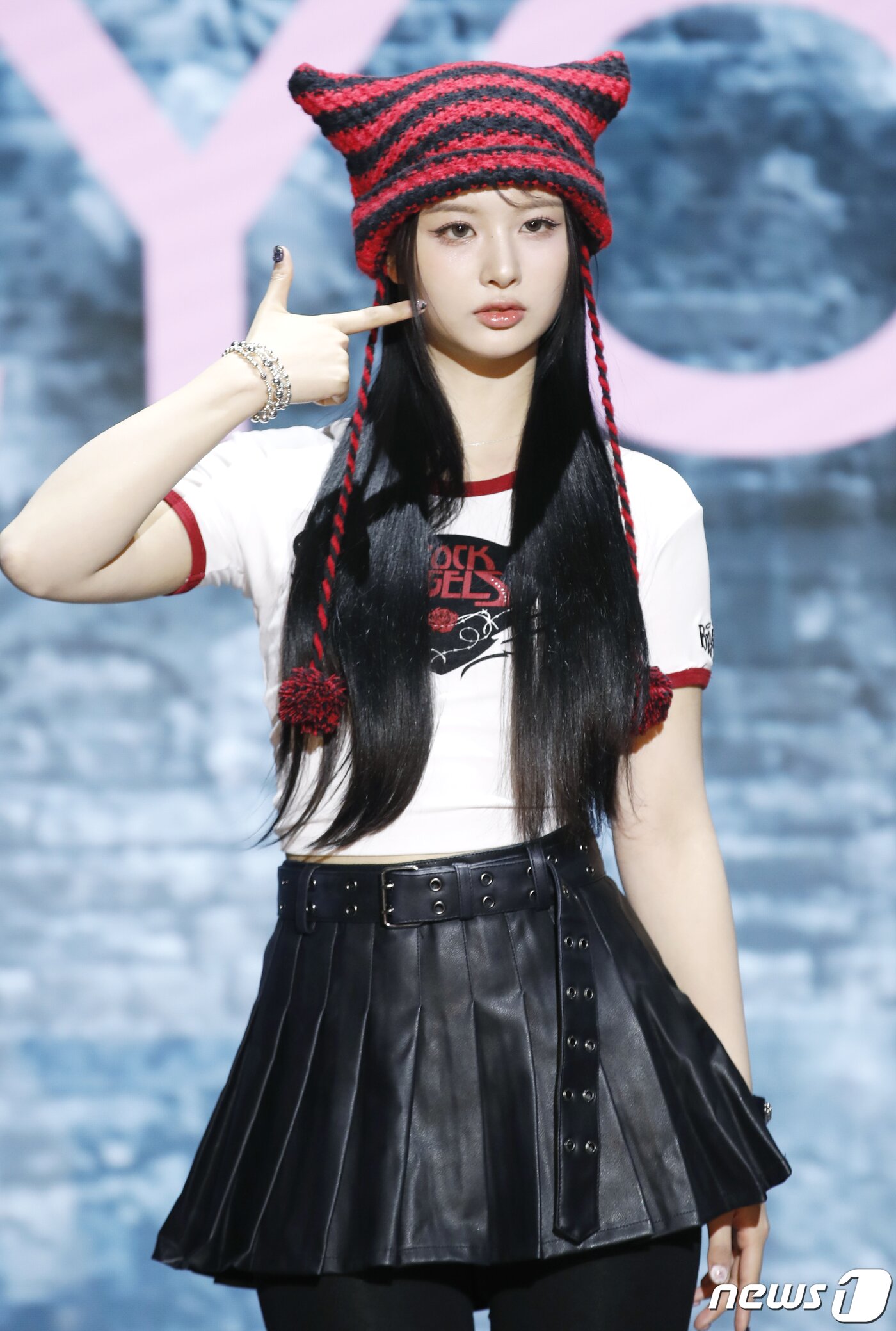 본문 이미지 - 그룹 엔믹스의 설윤이 15일 오후 서울 송파구 소피텔 앰배서더 호텔에서 가진 두 번째 미니 앨범 '에프이쓰리오포: 브레이크‘(Fe3O4: BREAK) 발매 기념 기자간담회에서 포즈를 취하고 있다. ⓒ News1 권현진 기자