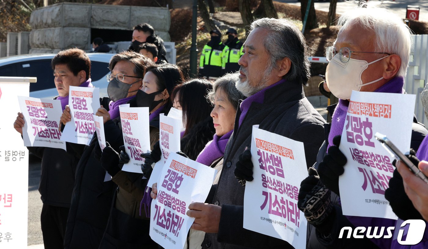 본문 이미지 - 10.29 이태원 참사 유가족협의회가 15일 오후 서울 서초구 대검찰청 앞에서 검찰 수사심의위원회와 관련한 유가족 측 입장을 밝히고 있다. 이날 열린 수심위에서는 이태원 참사와 관련해 김광호 서울경찰청장 및 최성범 용산소방서장 기소 여부를 판단한다. 대검 규정상 수사심의위 판단은 권고 성격이어서 검찰이 이를 반드시 따라야 하는 강제성은 없다. 2024.1.15/뉴스1 ⓒ News1 장수영 기자