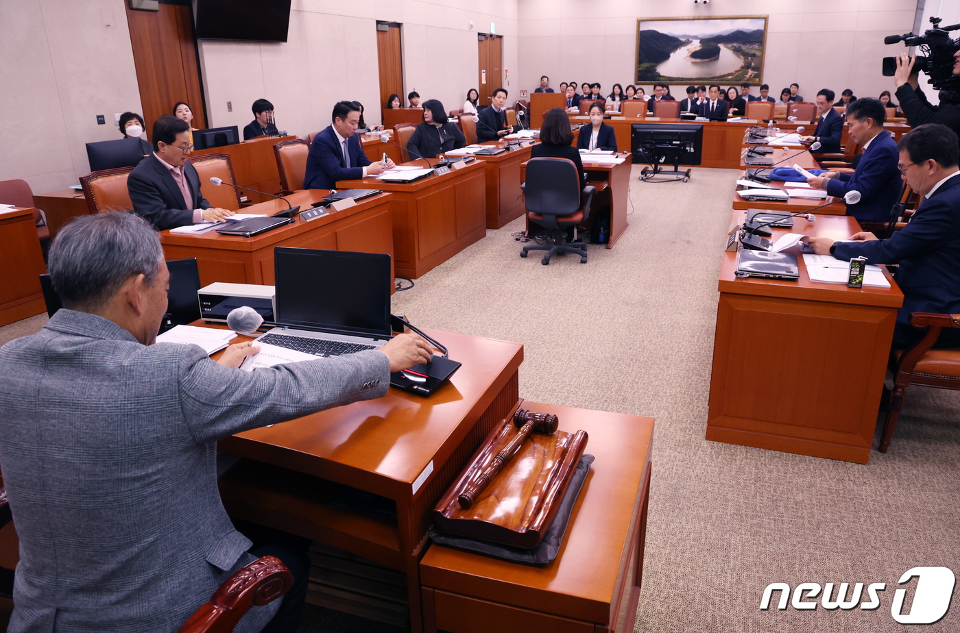 (서울=뉴스1) 송원영 기자 = 윤준병 국회 농림축산해양수산위 안건조정위원장이 15일 서울 여의도 국회에서 열린 농림축산식품해양수산위원회 안건조정위원회를 주재하고 있다. 2024. …