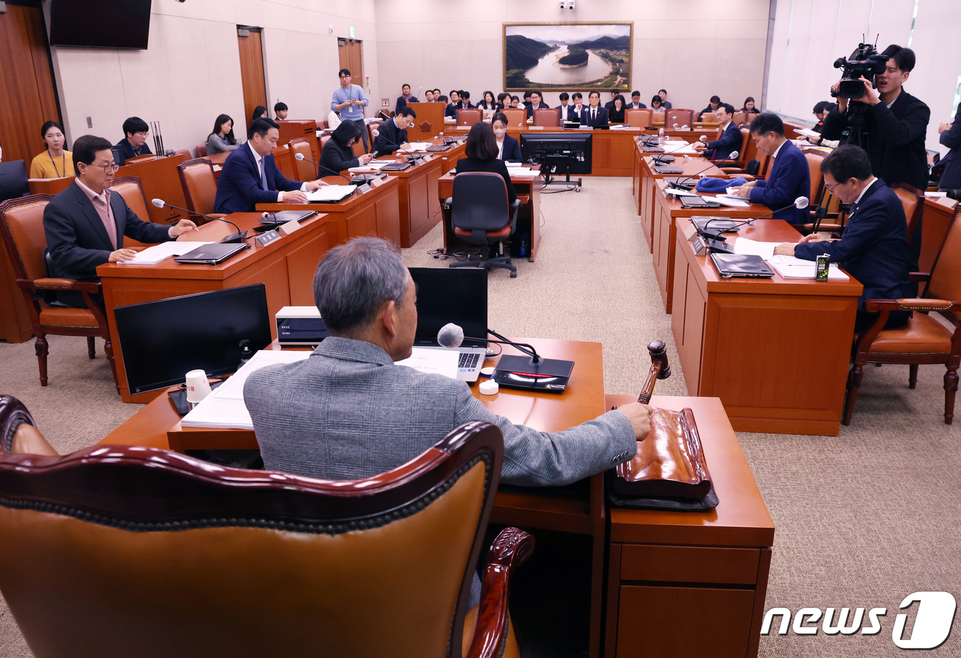 (서울=뉴스1) 송원영 기자 = 윤준병 국회 농림축산해양수산위 안건조정위원장이 15일 서울 여의도 국회에서 열린 농림축산식품해양수산위원회 안건조정위원회에서 의사봉을 두드리고 있다. …