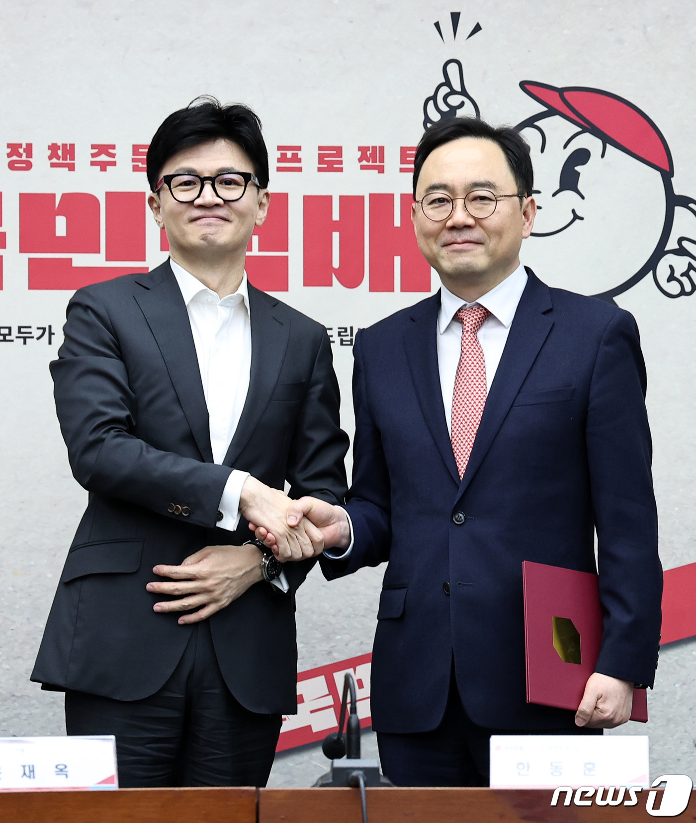 (서울=뉴스1) 구윤성 기자 = 한동훈 국민의힘 비상대책위원장이 15일 오후 서울 여의도 국회에서 열린 제22대 총선 공약개발본부 출범식에서 공동총괄본부장을 맡은 홍석철 서울대 교 …