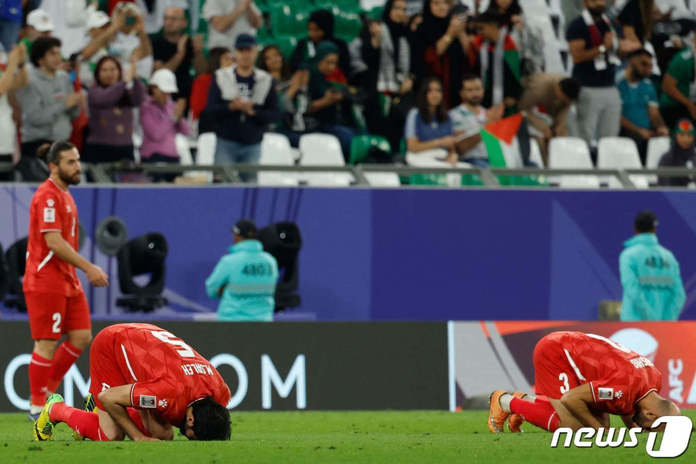 이란에 패한 팔레스타인 선수들ⓒ AFP=뉴스1