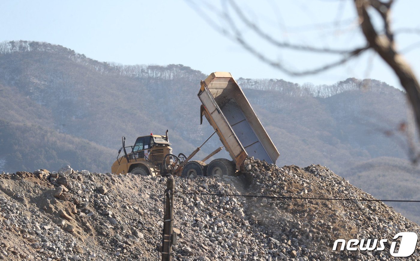 윤석열 대통령은 15일 오전 경기 수원시 성균관대학교 자연과학캠퍼스 반도체관에서 &#39;민생을 살찌우는 반도체 산업&#39;을 주제로 민생토론회를 개최했다. 정부는 &#39;반도체 메가 클러스터&#39;에 오는 2047년까지 예정된 622조원의 민간 투자를 적극 지원해 세계 최대·최고의 반도체 생산기지를 구축하겠다는 청사진을 밝혔다. 사진은 15일 경기 용인시 원삼면 용인 반도체클러스터 일반산업단지 공사 현장의 모습. 2024.1.15/뉴스1 ⓒ News1 김영운 기자