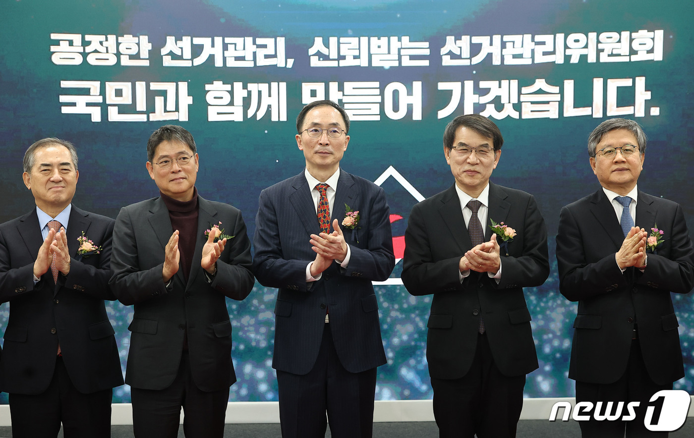 (과천=뉴스1) 이승배 기자 = 15일 오후 경기도 정부과천청사 중앙선거관리위원회에서 열린 제22대 국회의원선거 선거종합상황실 개소식에서  노태악 중앙선거관리위원장을 비롯한 참석자 …