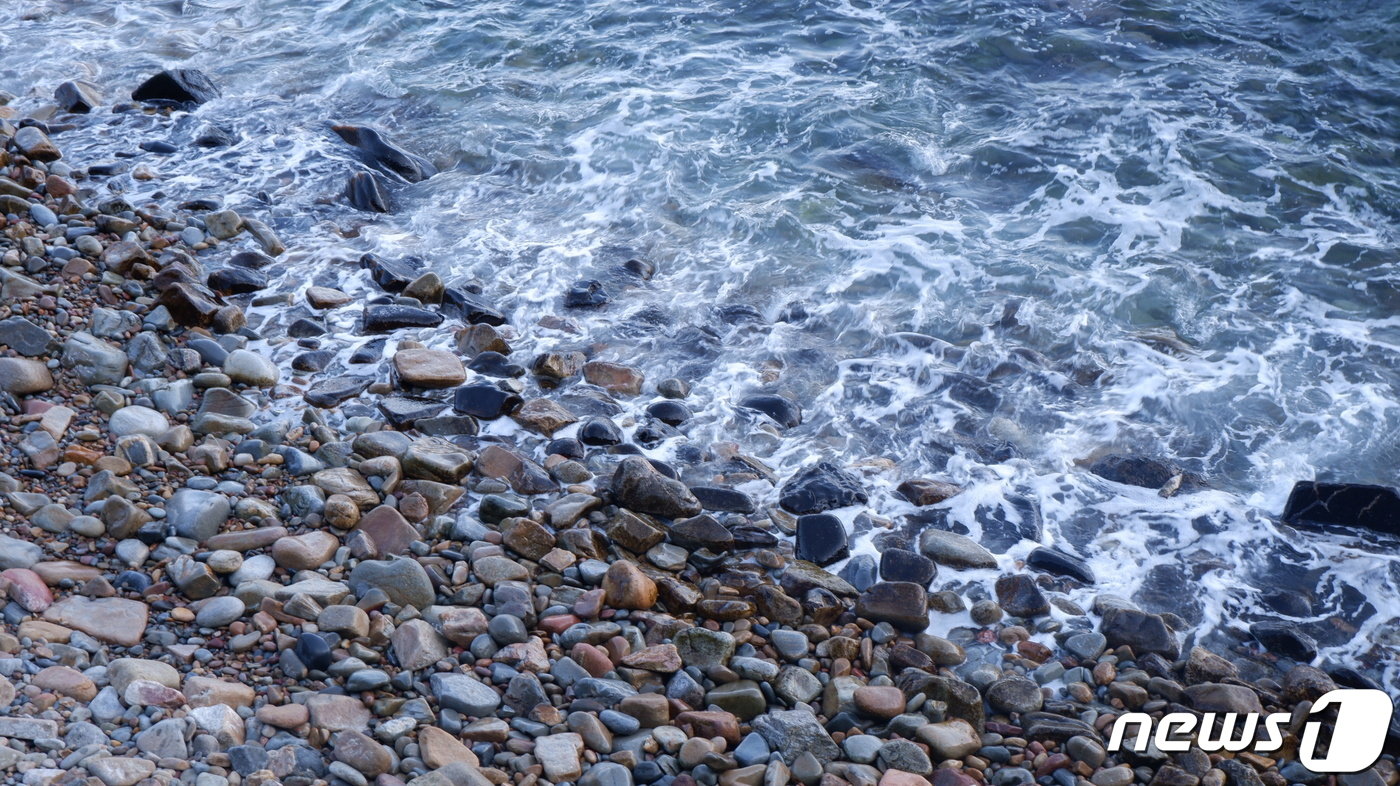 본문 이미지 - 강릉 바다 부채길을 걷다보면 만나는 몽돌해변ⓒ News1 