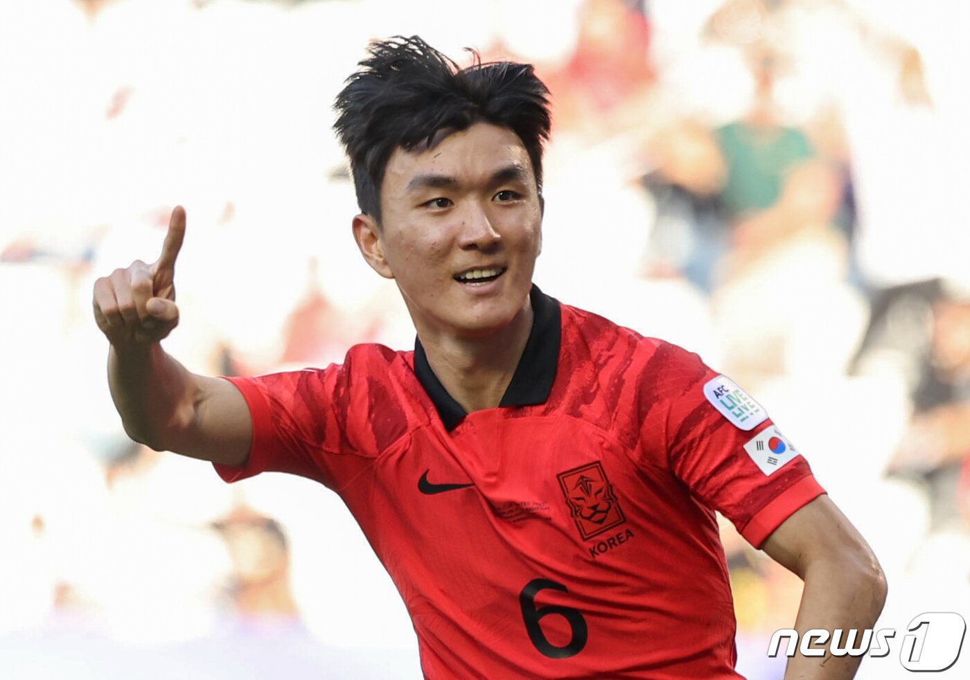 본문 이미지 - 대한민국 축구대표팀 황인범이 15일(현지시간) 카타르 도하 자심 빈 하마드 스타디움에서 열린 2023 아시아축구연맹(AFC) 카타르 아시안컵 조별리그 E조 대한민국과 바레인의 경기에서 선제골을 터뜨린 후 세리머니를 하고 있다. 2024.1.15/뉴스1 ⓒ News1 김성진 기자