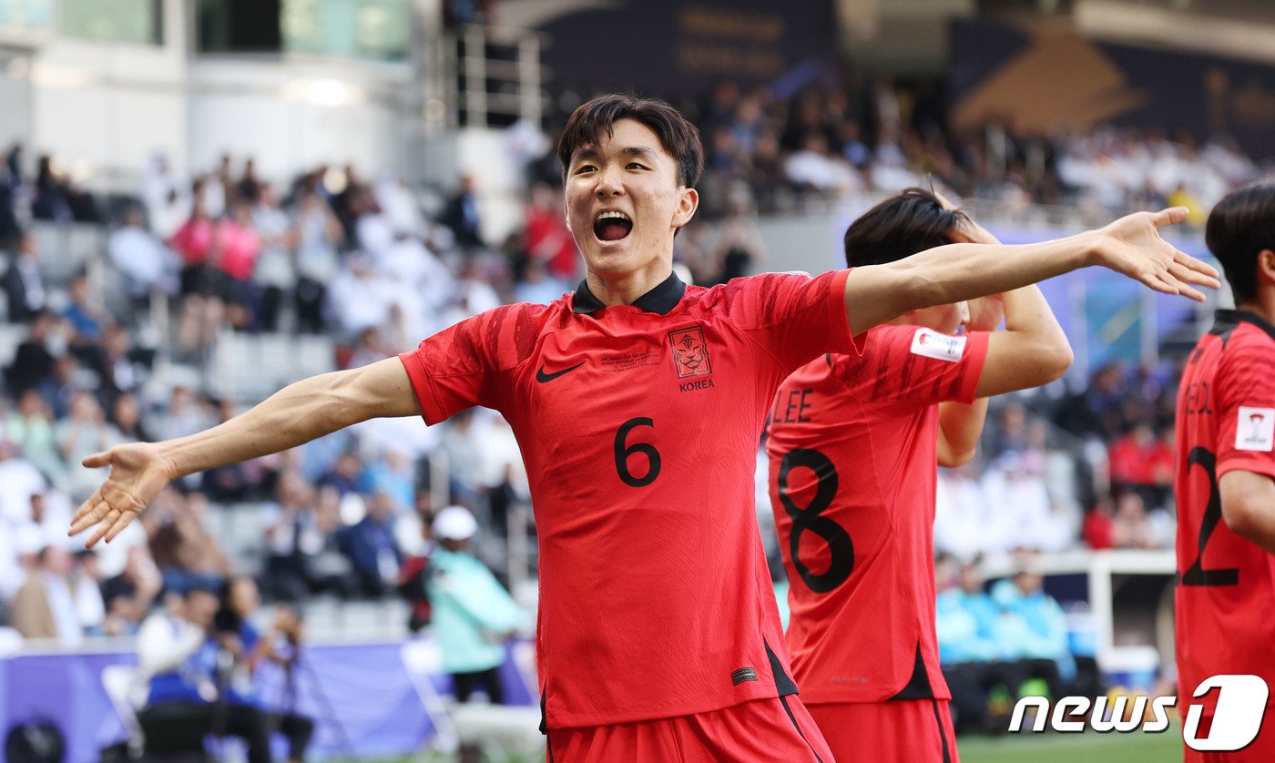 대한민국 축구대표팀 황인범이 15일&#40;현지시간&#41; 카타르 도하 자심 빈 하마드 스타디움에서 열린 2023 아시아축구연맹&#40;AFC&#41; 카타르 아시안컵 조별리그 E조 대한민국과 바레인의 경기에서 선제골을 터뜨린 후 세리머니를 하고 있다. 2024.1.15/뉴스1 ⓒ News1 김성진 기자