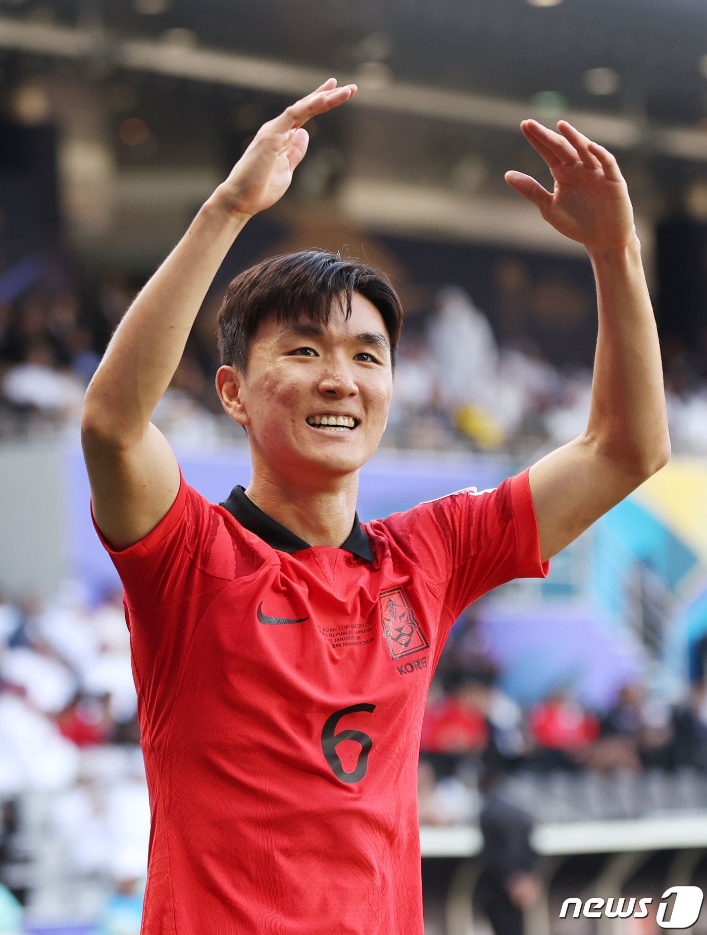 본문 이미지 - 대한민국 축구대표팀 황인범이 15일(현지시간) 카타르 도하 자심 빈 하마드 스타디움에서 열린 2023 아시아축구연맹(AFC) 카타르 아시안컵 조별리그 E조 대한민국과 바레인의 경기에서 선제골을 터뜨린 후 세리머니를 하고 있다. 2024.1.15/뉴스1 ⓒ News1 김성진 기자