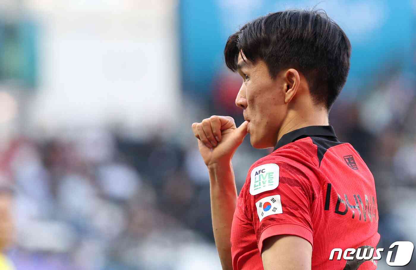 대한민국 축구대표팀 황인범이 15일(현지시간) 카타르 도하 자심 빈 하마드 스타디움에서 열린 2023 아시아축구연맹(AFC) 카타르 아시안컵 조별리그 E조 대한민국과 바레인의 경기에서 선제골을 터뜨린 후 세리머니를 하고 있다. 2024.1.15/뉴스1 © News1 김성진 기자