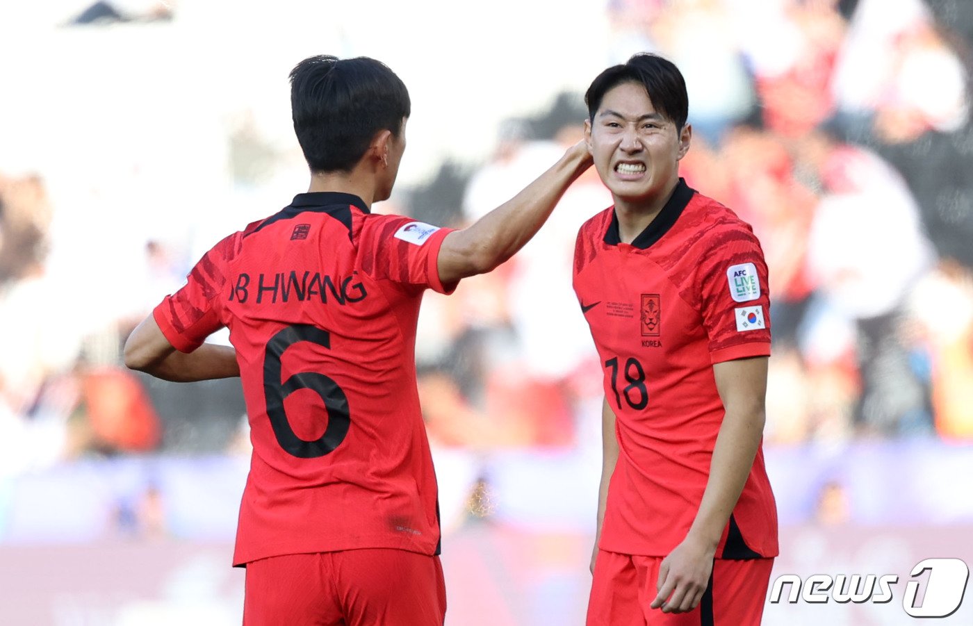 대한민국 축구대표팀 이강인이 15일&#40;현지시간&#41; 카타르 도하 자심 빈 하마드 스타디움에서 열린 2023 아시아축구연맹&#40;AFC&#41; 카타르 아시안컵 조별리그 E조 대한민국과 바레인의 경기에서 프리킥이 벗어나자 아쉬워하고 있다. 2024.1.15/뉴스1 ⓒ News1 김성진 기자