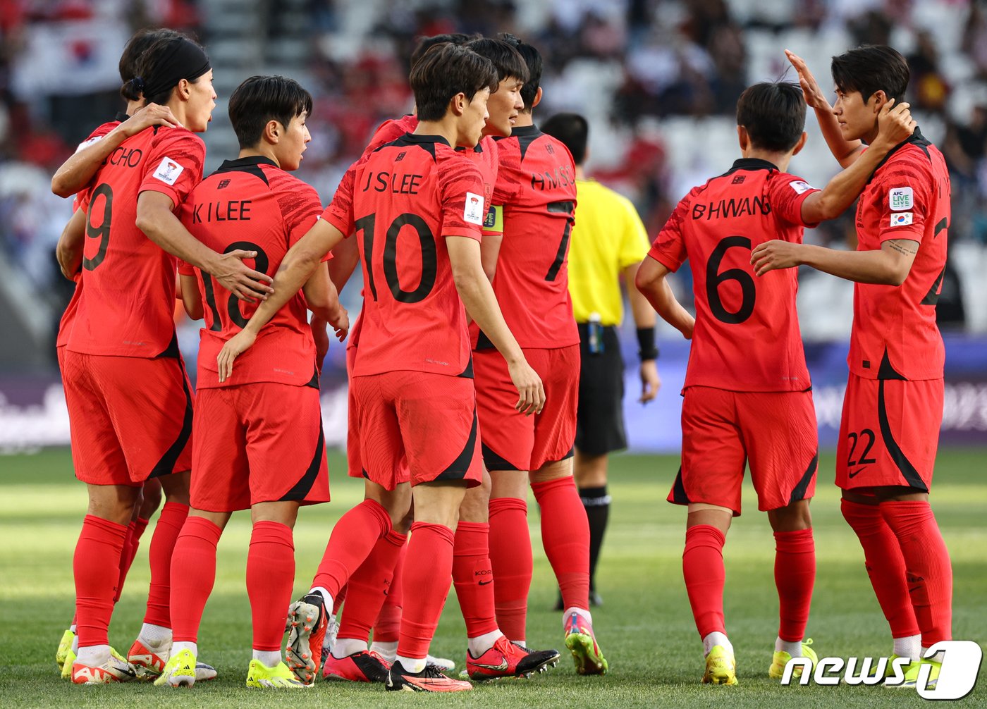 대한민국 축구대표팀 이강인이 15일&#40;현지시간&#41; 카타르 도하 자심 빈 하마드 스타디움에서 열린 2023 아시아축구연맹&#40;AFC&#41; 카타르 아시안컵 조별리그 E조 대한민국과 바레인의 경기에서 골을 넣고 동료 선수들과 기뻐하고 있다. 2024.1.15/뉴스1 ⓒ News1 김성진 기자