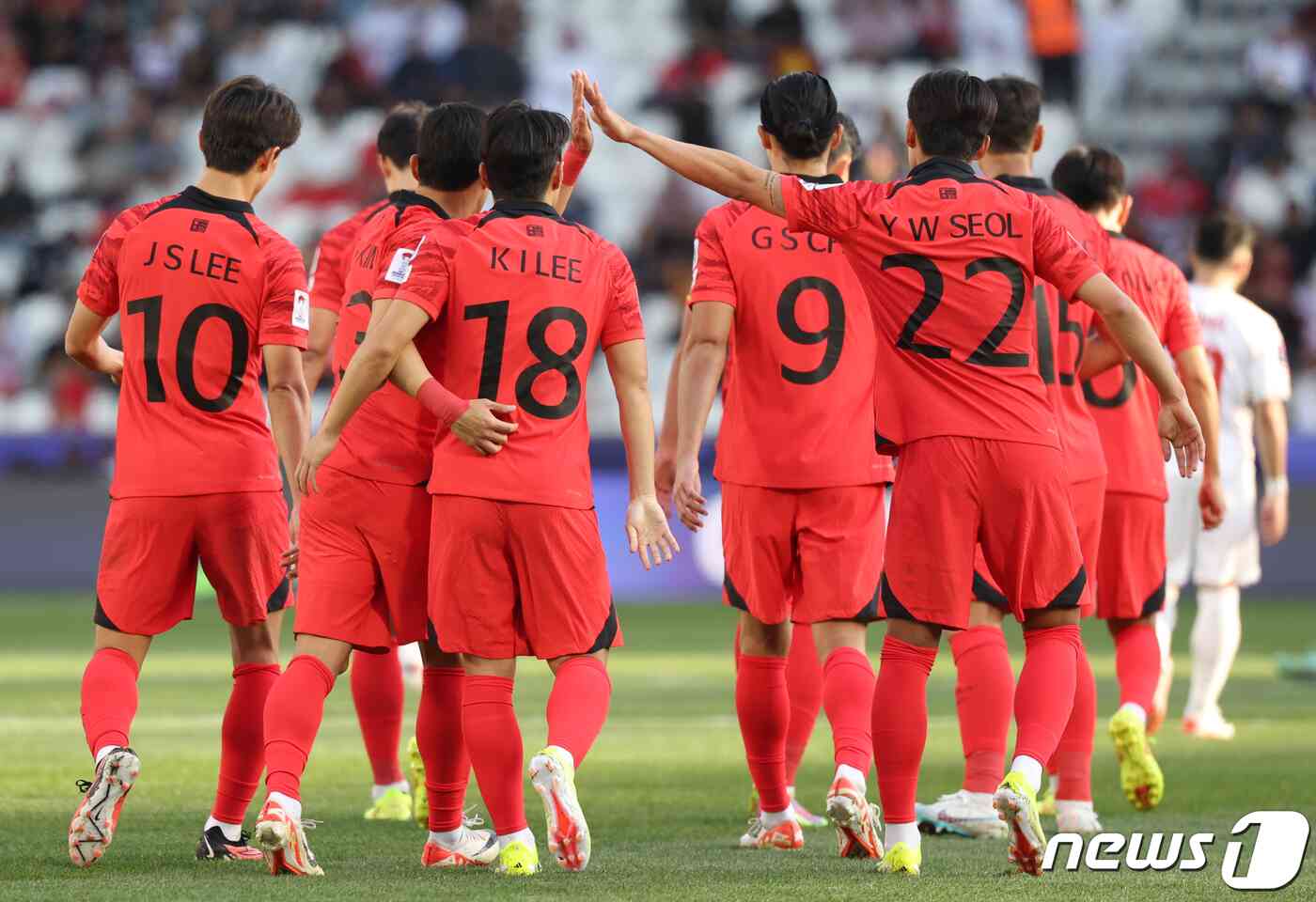 대한민국 축구대표팀 이강인이 15일(현지시간) 카타르 도하 자심 빈 하마드 스타디움에서 열린 2023 아시아축구연맹(AFC) 카타르 아시안컵 조별리그 E조 대한민국과 바레인의 경기에서 골을 넣고 동료 선수들과 기뻐하고 있다. 2024.1.15/뉴스1 © News1 김성진 기자