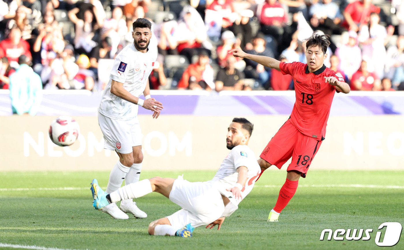 대한민국 축구대표팀 이강인이 15일&#40;현지시간&#41; 카타르 도하 자심 빈 하마드 스타디움에서 열린 2023 아시아축구연맹&#40;AFC&#41; 카타르 아시안컵 조별리그 E조 대한민국과 바레인의 경기에서 팀의 세 번째 골을 넣고 있다. 2024.1.15/뉴스1 ⓒ News1 김성진 기자