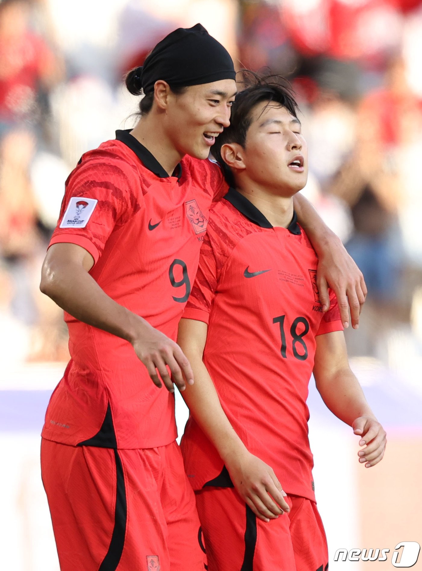 대한민국 축구대표팀 이강인이 15일&#40;현지시간&#41; 카타르 도하 자심 빈 하마드 스타디움에서 열린 2023 아시아축구연맹&#40;AFC&#41; 카타르 아시안컵 조별리그 E조 대한민국과 바레인의 경기에서 팀의 세 번째 골을 넣은 후 조규성에게 축하를 받고 있다. 2024.1.15/뉴스1 ⓒ News1 김성진 기자