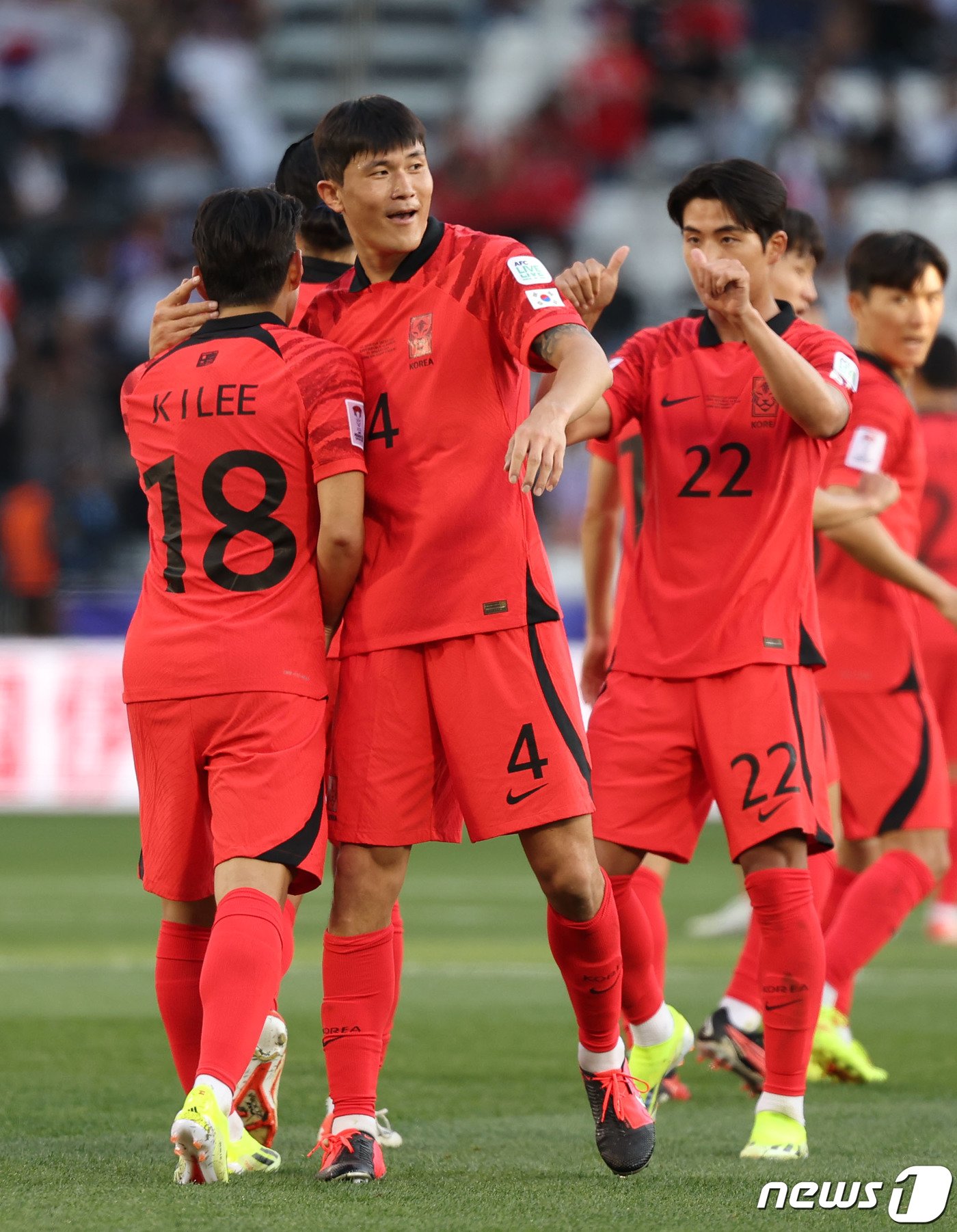 본문 이미지 - 대한민국 축구대표팀 김민재가 15일(현지시간) 카타르 도하 자심 빈 하마드 스타디움에서 열린 2023 아시아축구연맹(AFC) 카타르 아시안컵 조별리그 E조 대한민국과 바레인의 경기에서 팀의 세 번째 골을 넣은 이강인을 축하하고 있다. 2024.1.15/뉴스1 ⓒ News1 김성진 기자